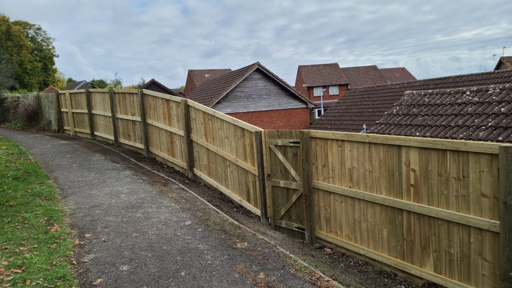 Feather Edge Fencing Uncapped