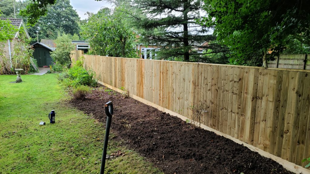 Capped fetheredge fencing